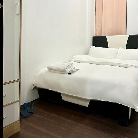 Private Room With Ac And Fan At Ekg Manila House Rental Exterior photo